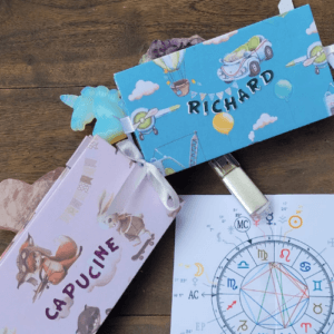 Les carnets de votre Astrologue à Nantes. Livret cartonné décoré avec des prénoms d'enfants.