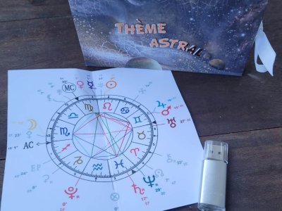 Le carnet adulte de votre Astrologue à Nantes. Livret cartonné décoré Thème Astral écrit dessus. Une clé usb et une cartographie astrale.